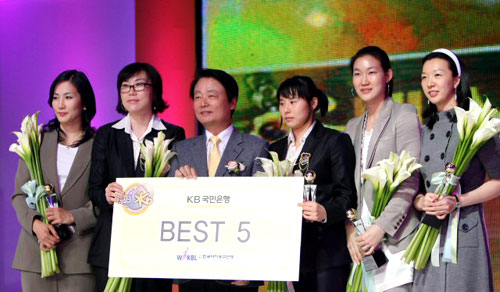 30일 오후 서울 하얏트호텔에서 열린 KB국민은행 2008-2009 여자프로농구 시상식에서 베스트5상을 수상한 (왼쪽부터) 신정자(금호생명), 정선민(신한은행), 최윤아(신한은행), 박정은(삼성생명), 이미선(삼성생명)이 기념촬영을 하고 있다. 