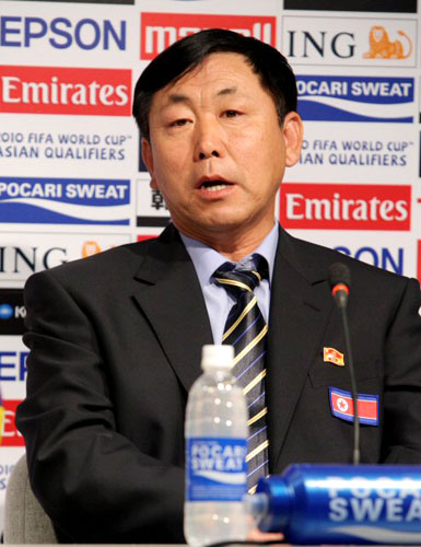 2010년 남아공월드컵 아시아예선 맞대결을 앞두고 31일 서울 상암동 서울월드컵경기장에서 열린 남북한 양팀 감독 기자회견에서 북한 김정훈 감독이 질문에 답하고 있다. 