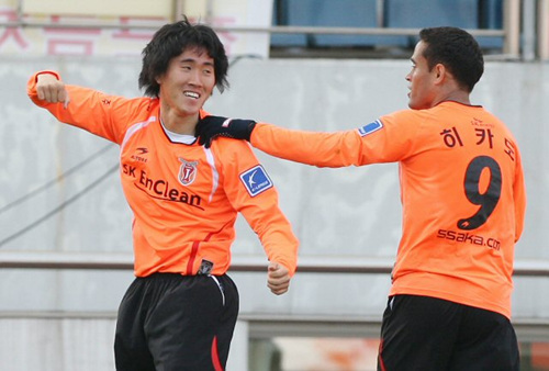 5일 오후 제주월드컵경기장에서 열린 프로추구 제주유나이티드와 경남FC의 경기에서 동점골을 넣은 심영성이 동료 히카도의 축하를 받고 있다. 
 