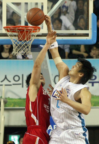 5일 전주실내체육관에서 열린 프로농구 전주 KCC와 인천 전자랜드 6강 플레이오프 5차전에서 KCC 하승진(우측)이 전자랜드 서장훈의 수비를 피해 덩크슛을 시도하고 있다. 