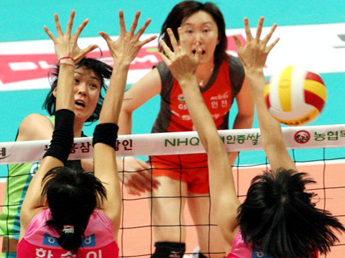  6일 인천 도원체육관에서 열린 여자 프로배구 챔피언결정전 GS칼텍스와 흥국생명의 경기. GS칼텍스 정대영이 흥국생명 블로킹 사이로 강타를 날리고 있다. 