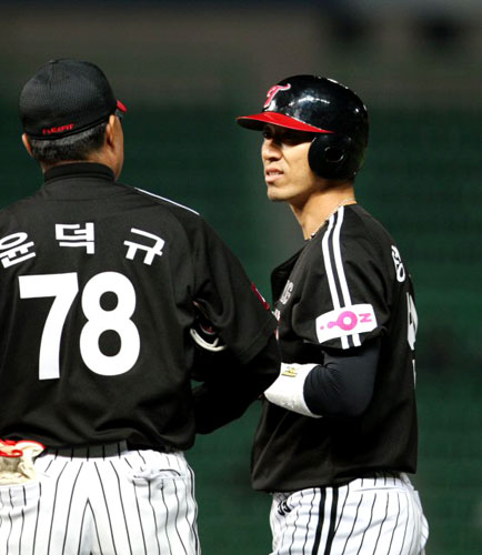 14일 인천 문학구장에서 열린 프로야구 SK 와이번스-LG 트윈스의 경기. LG 정성훈이 0-2로 뒤진 6회초 1사 1,2루에서 1점을 따라붙는 적시타를 치고 윤덕규 코치의 환영을 받고 있다. 