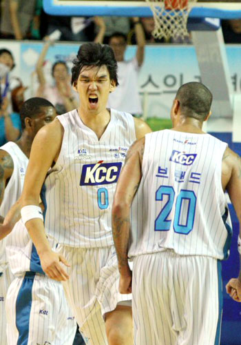  14일 전주실내체육관에서 열린 프로농구 4강 플레이오프 전주 KCC와 원주 동부 경기에서 KCC 하승진이 덩크슛을 성공한 뒤 포효하고 있다. 