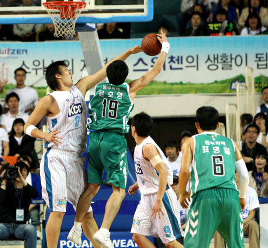 14일 전주실내체육관에서 열린 프로농구 4강 플레이오프 전주 KCC와 원주 동부 경기에서 KCC 하승진이 동부 윤호영의 레이업슛을 블로킹하고 있다. 