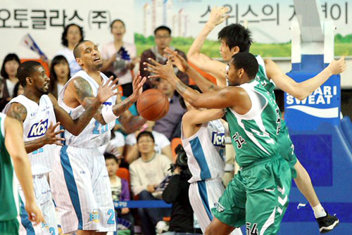  14일 전주실내체육관에서 열린 프로농구 4강 플레이오프 전주 KCC와 원주 동부 경기에서 양팀 선수들이 치열한 루스볼 다툼을 벌이고 있다. 