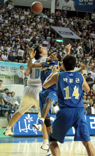 19일 전주실내체육관에서 벌어진 프로농구 챔피언전에서 KCC 하승진과 삼성 헤인즈가 공중볼을 다투고 있다. 