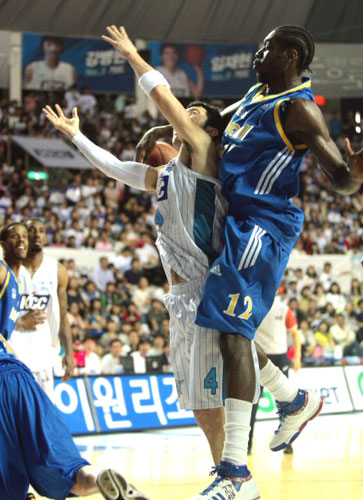 19일 전주실내체육관에서 벌어진 프로농구 챔피언전에서 KCC 추승균이 삼성 레더에 의해 저지되고 있다. 