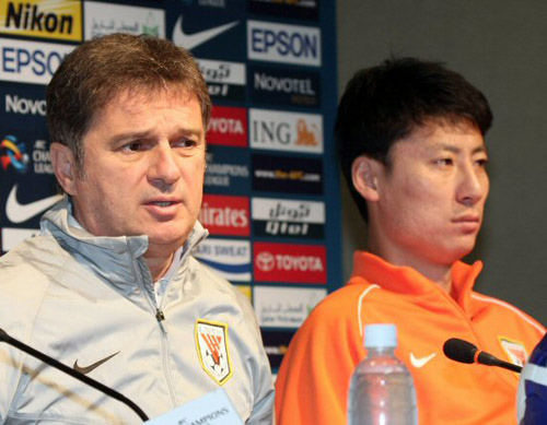 20일 오전 서울 월드컵경기장에서 열린 기자회견에서 21일 아시아축구연맹(AFC) 챔피언스리그 FC 서울과 산둥 루넝의 경기를 앞두고 산둥 루넝 류비샤 툼바코비치 감독이 각오를 밝히고 있다. 오른쪽은 주장 슈창 선수. 