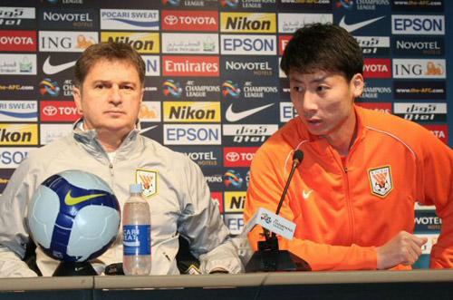 20일 오전 서울 월드컵경기장에서 열린 기자회견에서 21일 아시아축구연맹(AFC) 챔피언스리그 FC 서울과 산둥 루넝의 경기를 앞두고 산둥 루넝 주장 슈창이   각오를 밝히고 있다. 왼쪽은 류비샤 툼바코비치 감독. 