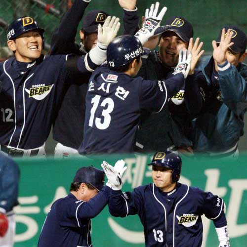 21일 광주무등경기장에서 벌어진 2009 프로야구 KIA 타이거즈와 두산 베어즈의 경기에서 7회말 2사 1루 KIA 8번 나지완이 두산 이재우를 상대로 2점 홈런을 때렸다. 이날 경기에서 두산이 9대5로 승리를 거뒀다. 