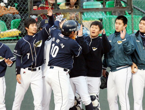 21일 광주무등경기장에서 벌어진 2009 프로야구 IA 타이거즈와 두산 베어즈의 경기에서 2회초 무사 두산 5번 최준석이 솔로홈런을 친 뒤 동료들과 하이파이브를 하고 있다. 이 홈런으로 최준석은 단독 홈런 1위. 두산 1-0 리드. 