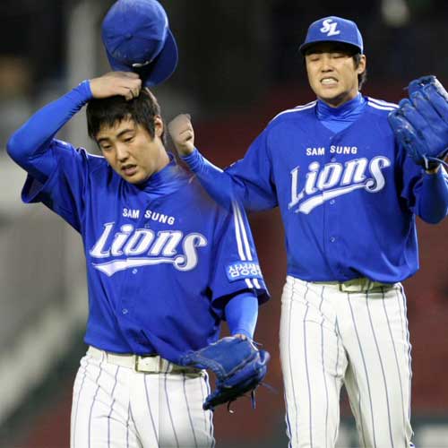 21일 오후 서울 잠실야구장에서 열린 2009 프로야구 LG와 삼성의 경기에서 4회말 삼성 선발투수 안지만이 LG에게 1점을 내준 뒤 마운드를 내려오고 있다. 
