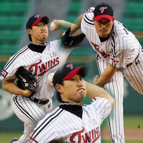 21일 오후 서울 잠실야구장에서 열린 2009 프로야구 LG와 삼성의 경기에서 1회초 LG선발투수 봉중근이 역투하고 있다. 