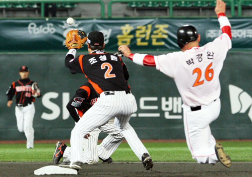 21일 인천 문학구장에서 열린 프로야구 SK 와이번스-롯데 자이언츠의 경기. SK 박경완이 6회 1사 1루에서 정근우의 유격수 땅볼때 2루에서 아웃되고 있다. 
