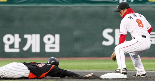 21일 인천 문학구장에서 열린 프로야구 SK 와이번스-롯데 자이언츠의 경기. 1회초 1사 상황에서 2루 주자 롯데 이인구가 이대호의 직선타때 귀루가 늦어 더블아웃되고 있다. 