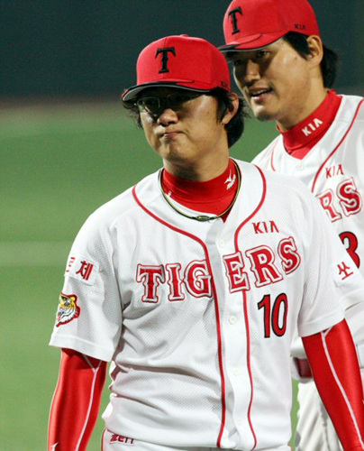 21일 광주무등경기장에서 벌어진 2009 프로야구 KIA 타이거즈와 두산 베어즈의 경기에서 9회초 1사 1루 두산 7번 손시헌에게 2점 홈런을 맞고 역전을 허용한 KIA 한기주가 최희섭의 위로를 받으며 마운드를 내려오고 있다. 