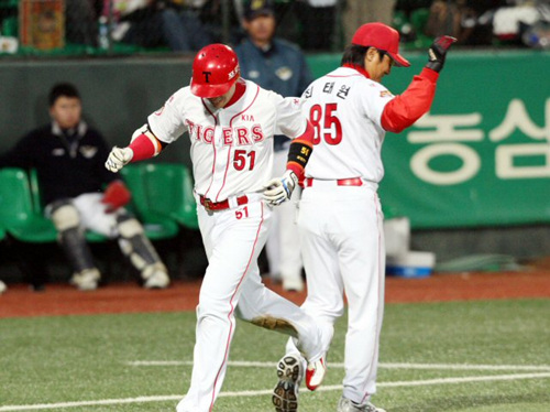 21일 광주무등경기장에서 벌어진 2009 프로야구 IA 타이거즈와 두산 베어즈의 경기에서 3회말 1사 KIA 1번 김원섭이 2점 홈런을 친 뒤 3루 주루 코치와 하이파이브를 하고 있다. 점수는 3-3 동점. 