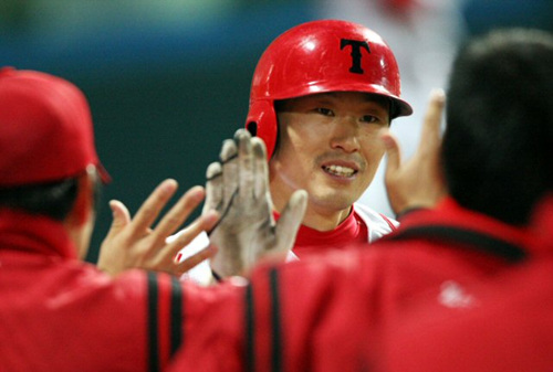 21일 광주무등경기장에서 벌어진 2009 프로야구 IA 타이거즈와 두산 베어즈의 경기에서 3회말 1사 KIA 1번 김원섭이 2점 홈런을 친 뒤 동료들과 하이파이브를 하고 있다. 점수는 3-3 동점. 