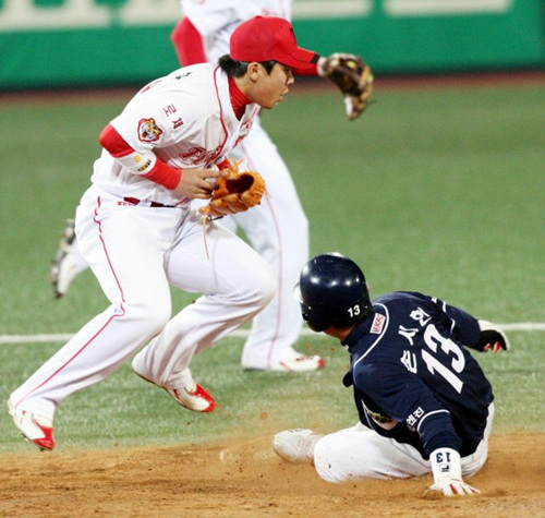 21일 광주무등경기장에서 벌어진 2009 프로야구 IA 타이거즈와 두산 베어즈의 경기에서 4회초 1사 두산 1루 주자 손시헌이 8번 최승환의 내야땅볼로 2루로 진루하자 KIA 유격수 안치홍이 피하고 있다. 