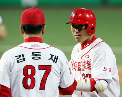 21일 광주무등경기장에서 벌어진 2009 프로야구 IA 타이거즈와 두산 베어즈의 경기에서 3회말 1사 KIA 9번 이성우가 1타점 1루타를 친 뒤 1루 주루 코치와 하이파이브를 하고 있다. 두산 3-1 리드. 