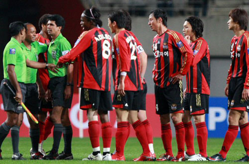 21일 서울 상암동 서울월드컵경기장에서 열린 2009아시아축구연맹(AFC) 챔피언스리그 조별리그 FC 서울-산둥 루넝 경기에서 서울 선수들이 종료휘슬을 울린 심판진에게 달려가 항의하고 있다. 