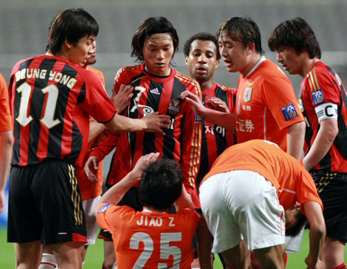 21일 서울 상암동 서울월드컵경기장에서 열린 2009아시아축구연맹(AFC) 챔피언스리그 조별리그 FC 서울-산둥 루넝 경기에서 서울 김치우(가운데)와 산둥 자오즈(가운데 아래)가 몸싸움을 벌이다 자오즈가 과장스런 몸짓으로 넘어지고 있다. 