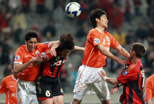 21일 서울 상암동 서울월드컵경기장에서 열린 2009아시아축구연맹(AFC) 챔피언스리그 조별리그 FC 서울-산둥 루넝 경기에서 서울 김진규(왼쪽에서 두번째), 데얀이 산둥 치체로(왼쪽), 뤄진동과 공중볼을 다투고 있다. 