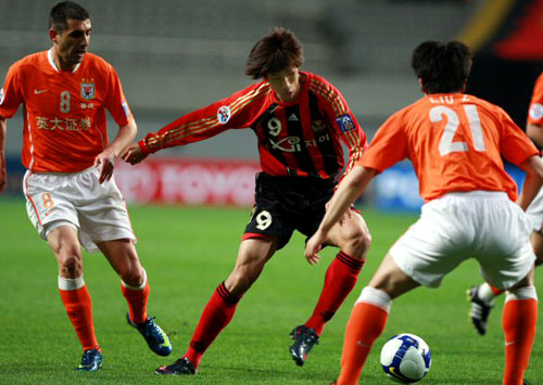21일 서울 상암동 서울월드컵경기장에서 열린 2009아시아축구연맹(AFC) 챔피언스리그 조별리그 FC 서울-산둥 루넝 경기에서 서울 정조국이 드리블해 들어가고 있다. 