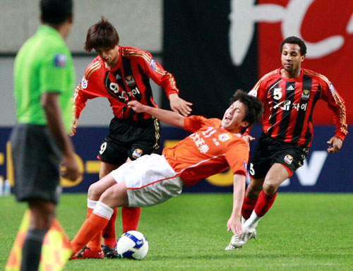 21일 서울 상암동 서울월드컵경기장에서 열린 2009아시아축구연맹(AFC) 챔피언스리그 조별리그 FC 서울-산둥 루넝 경기에서 서울 정조국(왼쪽)과 산둥 뤄자오가 몸싸움을 벌이고 있다. 