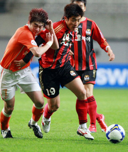 21일 서울 상암동 서울월드컵경기장에서 열린 2009아시아축구연맹(AFC) 챔피언스리그 조별리그 FC 서울-산둥 루넝 경기에서 서울 이상협이 산둥 쿼펭의 거친 수비를 밀쳐내며 돌파를 시도하고 있다. 