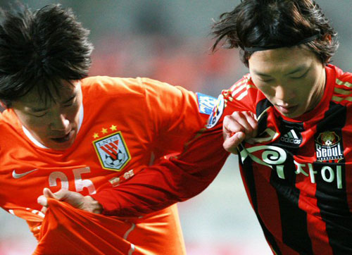 21일 서울 상암동 서울월드컵경기장에서 열린 2009아시아축구연맹(AFC) 챔피언스리그 조별리그 FC 서울-산둥 루넝 경기에서 서울 김치우(오른쪽)와 산둥 자오즈가 서로 옷을 당기며 몸싸움을 벌이고 있다. 