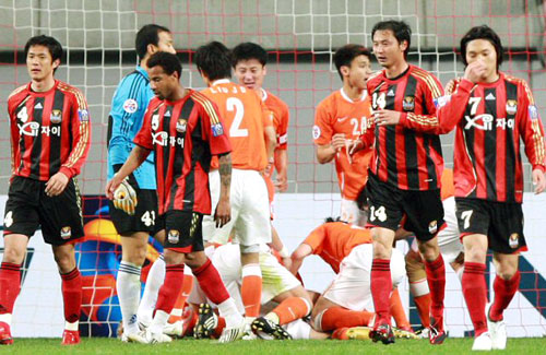 21일 서울 상암동 서울월드컵경기장에서 열린 2009아시아축구연맹(AFC) 챔피언스리그 조별리그 FC 서울-산둥 루넝 경기에서 서울 박용호가 김치우의 코너킥을 헤딩골로 연결시킨 뒤 김치우와 하이파이브하며 기뻐하고 있다. 