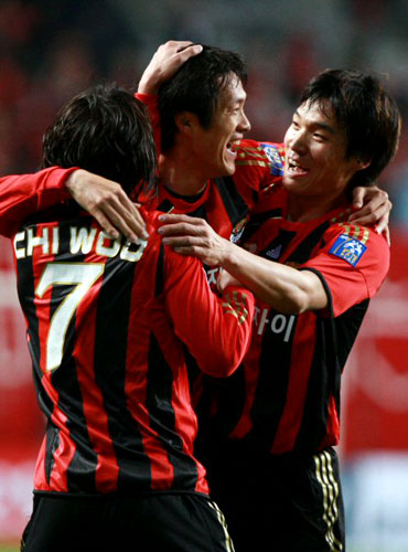 21일 서울 상암동 서울월드컵경기장에서 열린 2009아시아축구연맹(AFC) 챔피언스리그 조별리그 FC 서울-산둥 루넝 경기에서 김치우의 코너킥을 헤딩골로 연결시킨 서울 박용호(가운데)가 김치우(왼쪽), 김승용과 함께 환호하고 있다. 