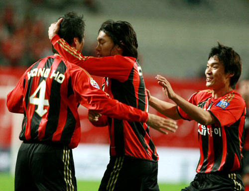 21일 서울 상암동 서울월드컵경기장에서 열린 2009아시아축구연맹(AFC) 챔피언스리그 조별리그 FC 서울-산둥 루넝 경기에서 김치우의 코너킥을 헤딩골로 연결시킨 서울 박용호(오른쪽)가 김치우(가운데), 김승용과 함께 환호하고 있다. 