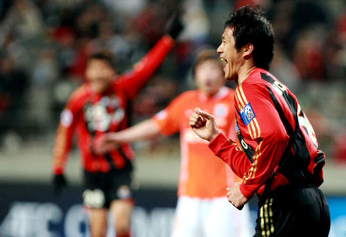 21일 서울 상암동 서울월드컵경기장에서 열린 2009아시아축구연맹(AFC) 챔피언스리그 조별리그 FC 서울-산둥 루넝 경기에서 김치우의 코너킥을 헤딩골로 연결시킨 서울 박용호가 환호하며 달려가고 있다. 