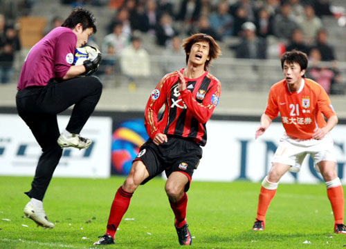 21일 서울 상암동 서울월드컵경기장에서 열린 2009아시아축구연맹(AFC) 챔피언스리그 조별리그 FC 서울-산둥 루넝 경기에서 서울선수들이 산둥에 동점골을 허용한 뒤 허탈해하고 있다. 