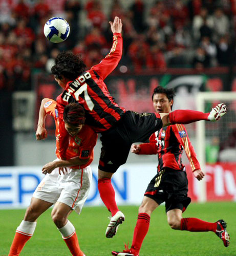 21일 서울 상암동 서울월드컵경기장에서 열린 2009아시아축구연맹(AFC) 챔피언스리그 조별리그 FC 서울-산둥 루넝 경기에서 서울 김치우가 산둥 루젱과 공중볼을 다투다 넘어지고 있다. 
