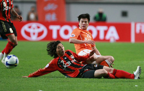 21일 서울 상암동 서울월드컵경기장에서 열린 2009아시아축구연맹(AFC) 챔피언스리그 조별리그 FC 서울-산둥 루넝 경기에서 서울 김치우가 산둥 리진유에게 태클로 공을 빼앗아내고 있다. 
