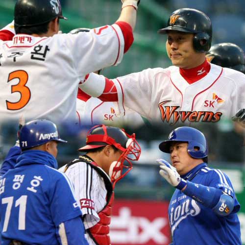 22일 인천 문학구장에서 열린 프로야구 SK-롯데의 경기. SK 박경완이 3-0으로 앞선 1회말 2사 만루에서 상대 선발투수 송승준을 상대로 만루홈런을 치고 홈에 들어와 나주환과 하이파이브하고 있다. 박경완은 이날 프로통산 역대 8번째로 900타점을 돌파했다.(위) 서울 잠실야구장에서 열린 삼성과 LG의 경기 2회초 2사 상황. 삼성 진갑용이 솔로홈런을 치고 축하받고 있다. (아래)
 