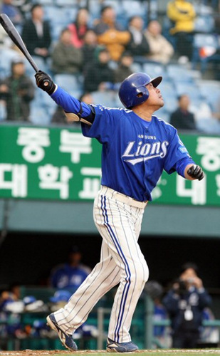 22일 오후 서울 잠실야구장에서 열린 삼성과 LG의 경기 1회초 1사 3루 상황. 삼성 양준혁이 1타점 희생플라이를 날리고 있다. 