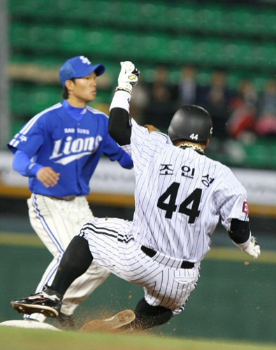 22일 오후 서울 잠실야구장에서 열린 삼성과 LG의 경기 4회말 1사 1루 상황. LG 권용관의 땅볼 때 조인성이 2루에 진루하고 있다. 