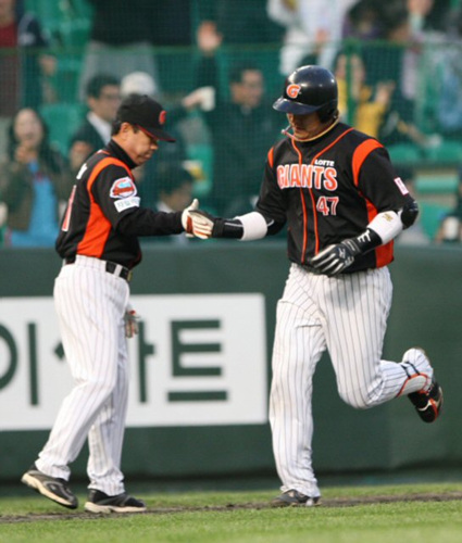 22일 인천 문학구장에서 열린 프로야구 SK-롯데의 경기. 롯데 강민호가 0-7로 크게 뒤진 2회초 솔로홈런을 치고 베이스를 돌고 있다. 