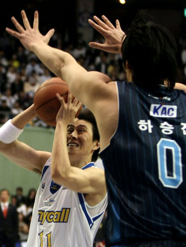 22일 잠실실내체육관에서 열린 프로농구 챔피언결정전 3차전에서 서울 삼성 이상민이 전주 KCC 하승진의 수비를 피해 슛하고 있다.. 