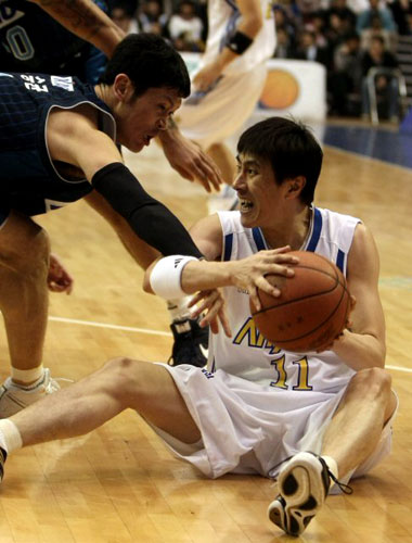 22일 잠실실내체육관에서 열린 프로농구 챔피언결정전 3차전에서 서울 삼성 이상민이 넘어져서도 공을 빼앗기지 않으려고 안간힘을 쓰고 있다. 옆은 전주 KCC 추승균. 