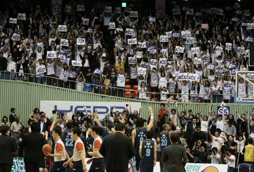 22일 잠실실내체육관에서 열린 프로농구 챔피언결정전 3차전에서 서울 삼성을 상대로 86-82로 승리한 전주 KCC 선수들이 경기가 끝난 후 기뻐하고 있다. 