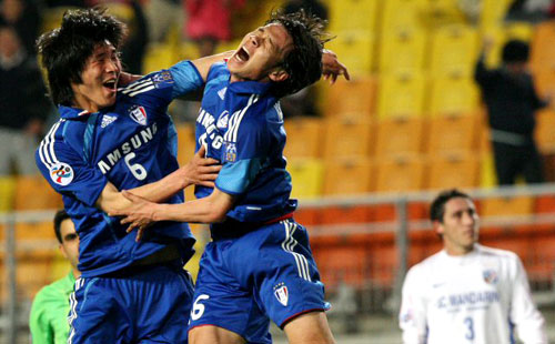 22일 수원월드컵경기장에서 열린 2009 아시아축구연맹(AFC) 챔피언스리그 조별리그 G조 4차전 상하이 선화와 수원 삼성의 경기 전반 1대1 동점 상황에서 역전골을 넣은 수원 배기종(오른쪽)이 동료 박현범과 함께 기뻐하고 있다. 
