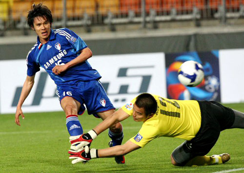 22일 수원월드컵경기장에서 열린 2009 아시아축구연맹(AFC) 챔피언스리그 조별리그 G조 4차전 상하이 선화와 수원 삼성의 경기 전반 1대1 동점 상황에서 수원 배기종(왼쪽)이 역전골을 성공시키고 있다. 