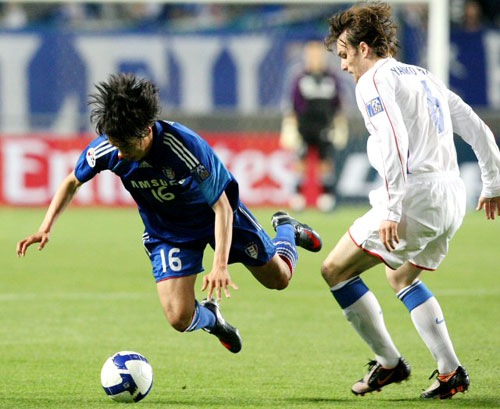 22일 수원월드컵경기장에서 열린 2009 아시아축구연맹(AFC) 챔피언스리그 조별리그 G조 4차전 상하이 선화와 수원 삼성의 경기에서 수원 배기종(왼쪽)과 상하이 얀코가 볼 다툼을 벌이고 있다. 수원 2대1 승. 2009 