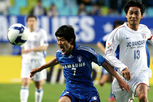 22일 수원월드컵경기장에서 열린 2009 아시아축구연맹(AFC) 챔피언스리그 조별리그 G조 4차전 상하이 선화와 수원 삼성의 경기에서 수원 이상호(왼쪽)가 상하이 쳉리앙에 앞서 볼을 따내고 있다. 수원 2대1 승. 