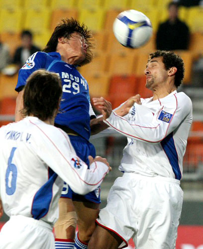 22일 수원월드컵경기장에서 열린 2009 아시아축구연맹(AFC) 챔피언스리그 조별리그 G조 4차전 상하이 선화와 수원 삼성의 경기에서 수원 곽희주(왼쪽)가 헤딩슛을 날리려 점프하고 있다. 수원 2대1 승. 